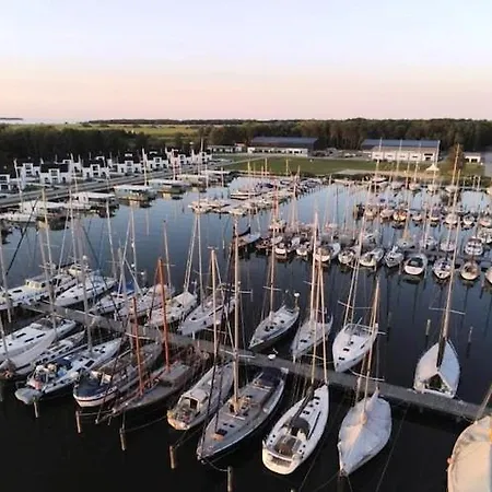 Am Yachthafen In *